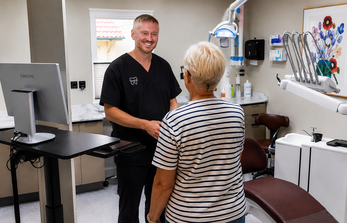 Tandläkare tar emot en ny patient på Tandx i Kinna