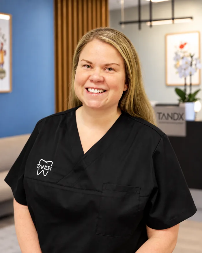 Jennifer Karlsson, Receptionist och tandsköterska på Tandx i Kinna