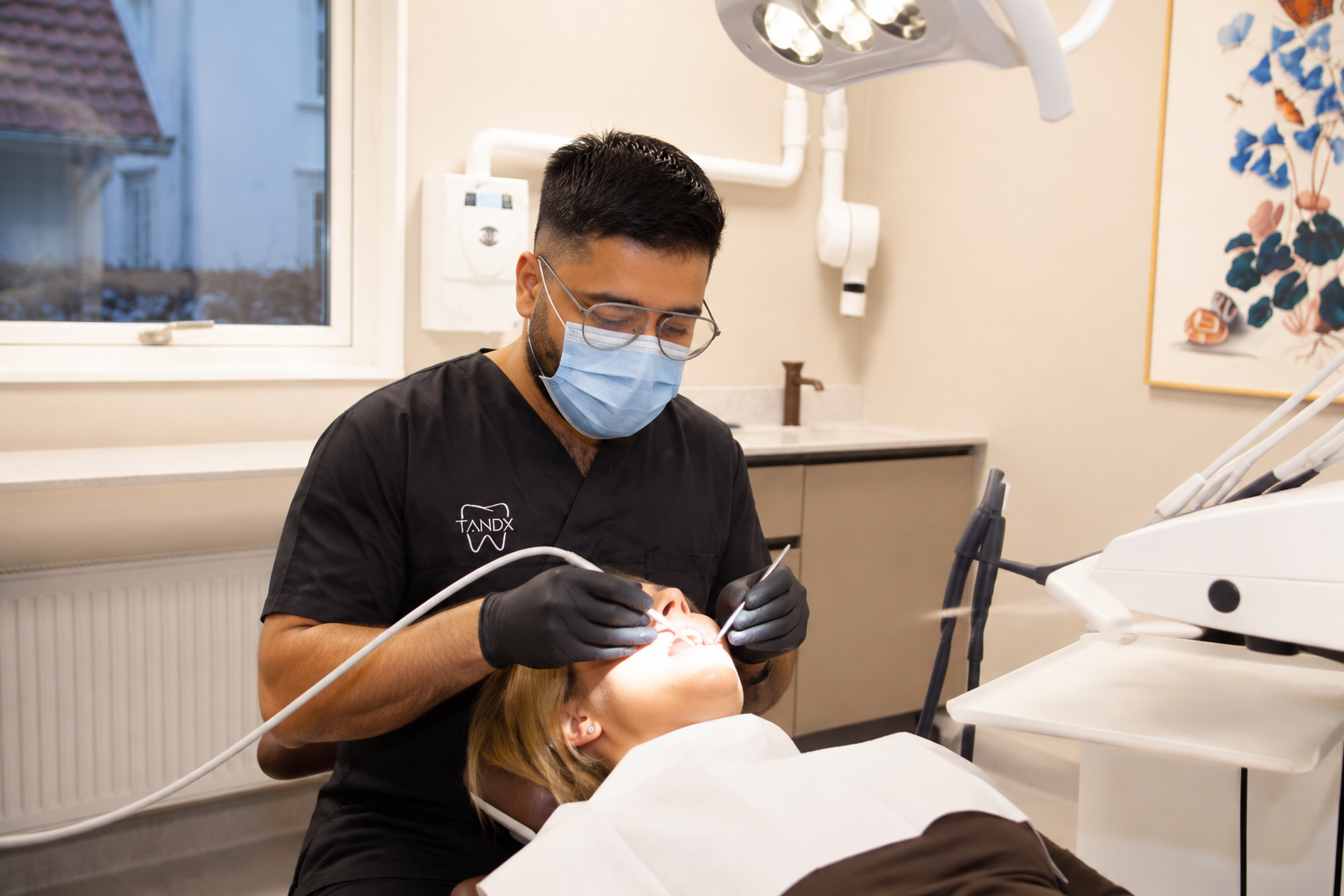 Tandhygienist hos Tandx utför en professionell tandrengöring